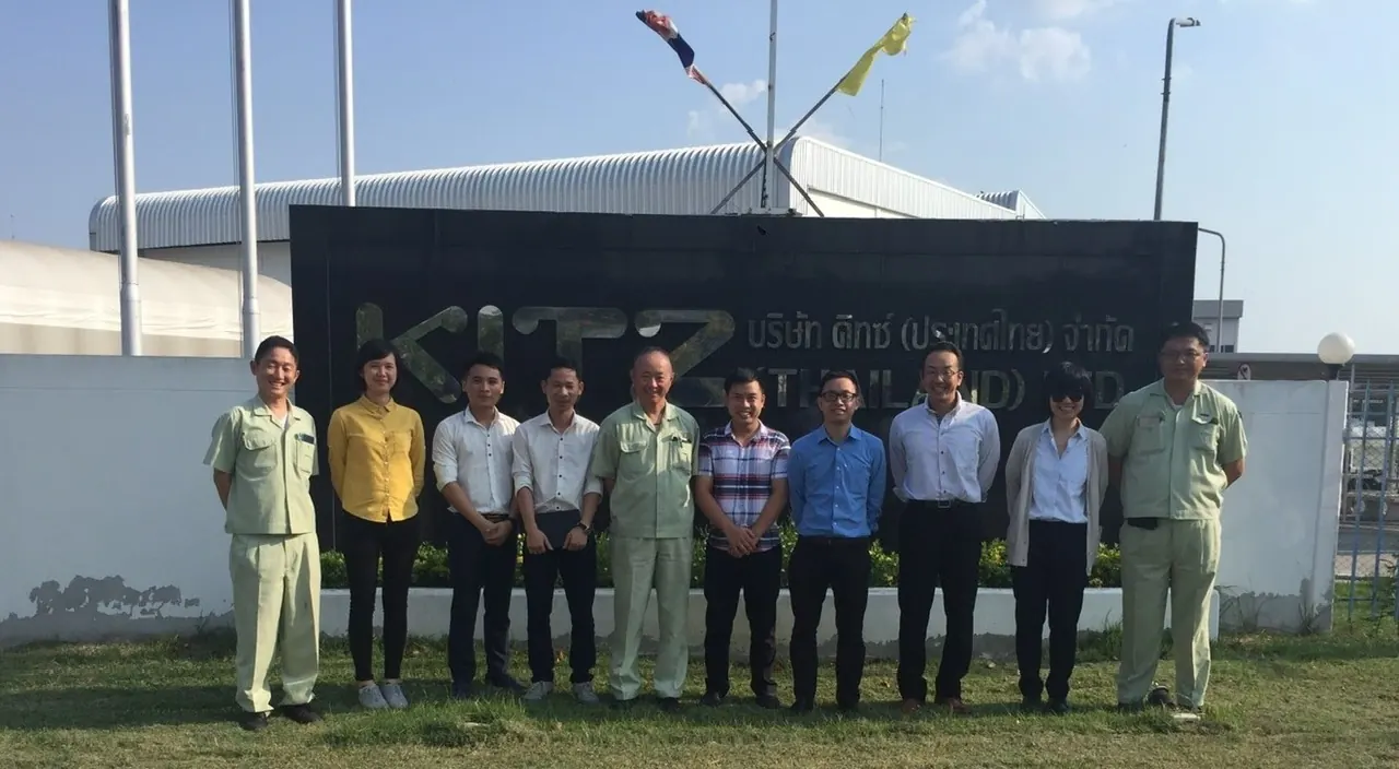 Đoàn công tác chụp ảnh trước biển hiệu KITZ Thailand