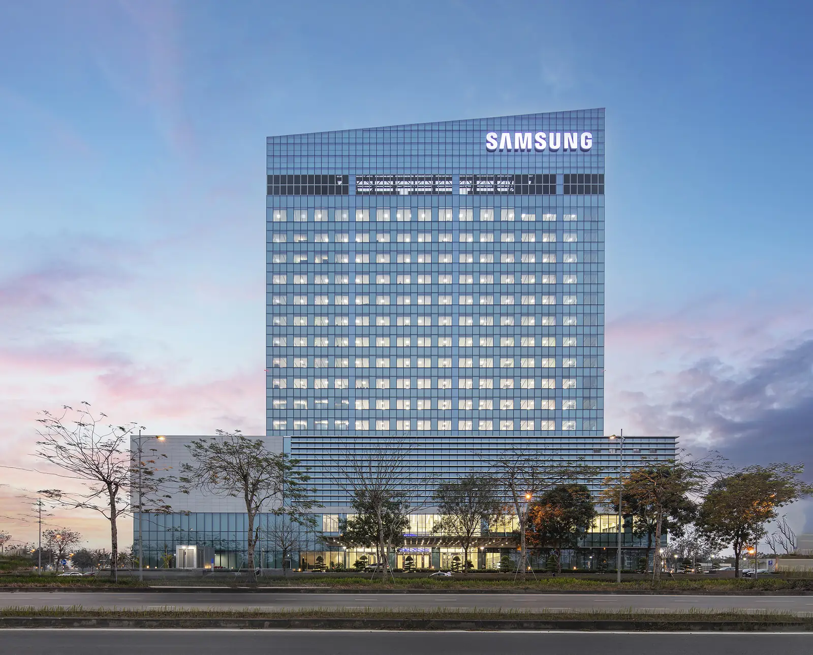 Tòa nhà văn phòng Samsung với biển hiệu SAMSUNG