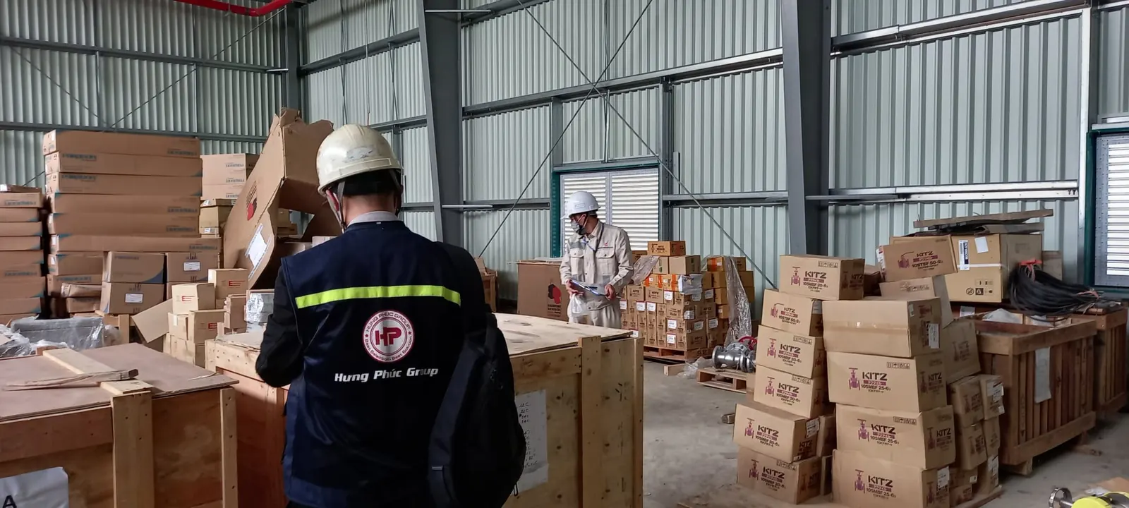 Nhân viên Hưng Phúc Group kiểm tra hàng van KITZ trong kho
