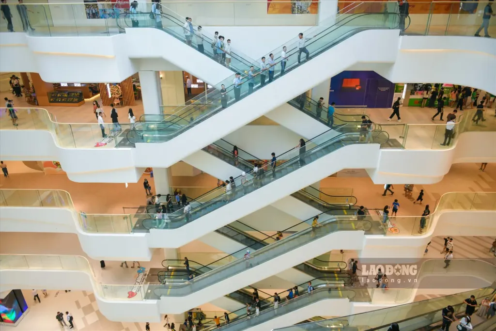 Không gian bên trong trung tâm thương mại Lotte Mall