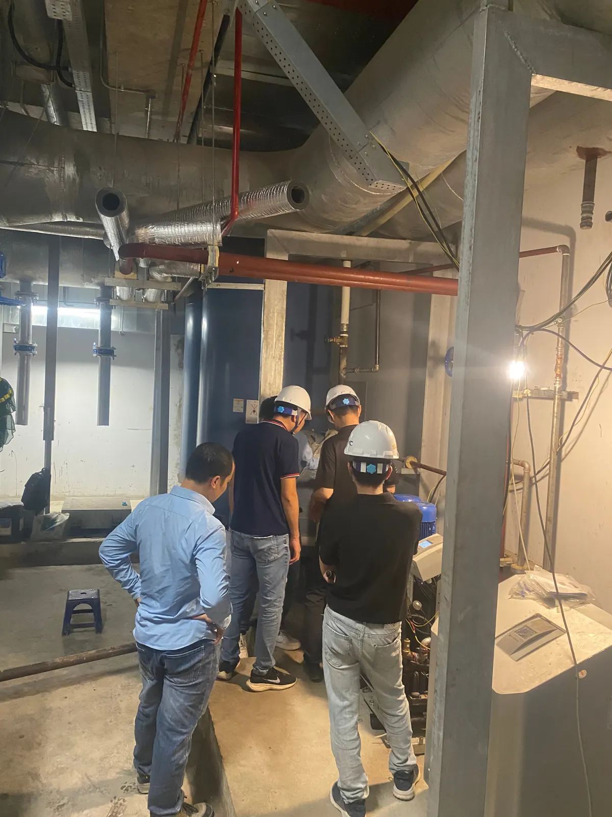 Nhóm kỹ thuật kiểm tra thiết bị trong phòng máy