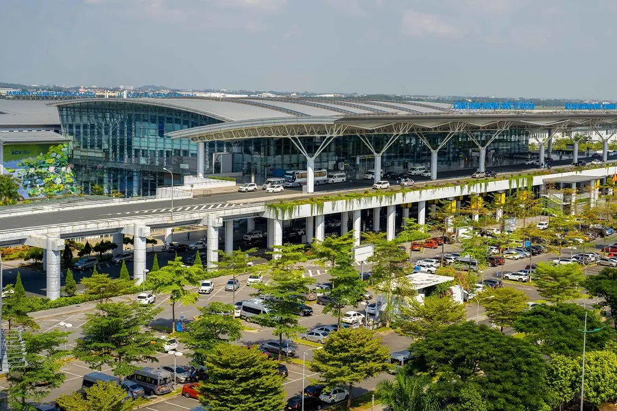 Toàn cảnh nhà ga sân bay Nội Bài nhìn từ bãi đỗ xe