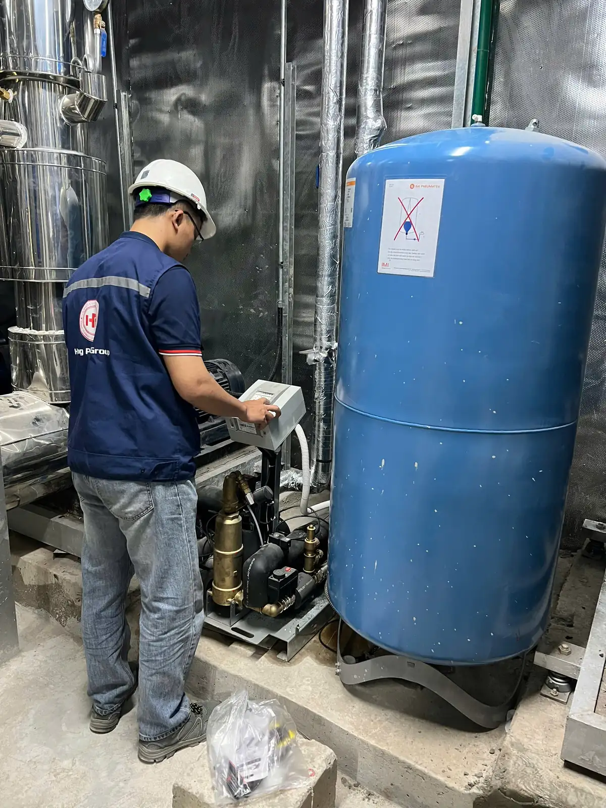 Nhân viên Hưng Phúc Group kiểm tra bình tích áp IMI Pneumatex